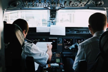 பறந்துகொண்டிருந்த விமானத்தில் விமானிகள் உறக்கம்; பாதை மாறிச்சென்ற விமானத்தால் அதிர்ச்சி!