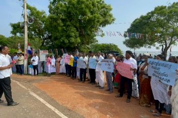 ஆட்சியாளர்களே அப்பாவி மக்களின் வாழ்க்கையை நசுக்காதீர்கள்: கவனயீர்ப்பு போராட்டம் (Photos)