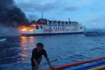 நடுக்கடலில் பற்றியெரிந்த பயணிகள் படகு: வெளியான பதறவைக்கும் காணொளி