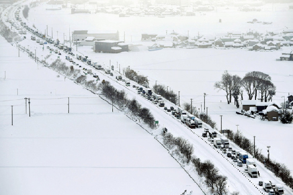 வெளிநாடொன்றில் வரலாறு காணாத பனிப்பொழிவால் உயிரிழக்கும் மக்கள் | Snow Blankets Japan Killing At Least 30 People