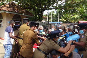 வவுனியாவில் காணாமல் ஆக்கப்பட்டோரின் ஆர்ப்பாட்டத்தில் பதற்றம்; ஆர்ப்பட்டக்காரர் - காவல்துறையினரிடையே தள்ளு முள்ளு!