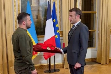 உக்ரைன் அதிபர் ஜெலன்ஸிக்கு கிடைத்த பிரான்ஸின் உயரிய விருது!