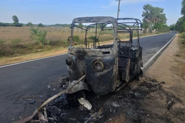 திடீரென நடுவீதியில் தீப்பிடித்து எரிந்து சாம்பலான முச்சக்கர வண்டி!