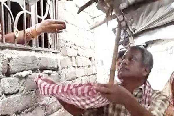 இறந்து போன மகனின் உடலை வாங்கி செல்ல தெரு தெருவாக பிச்சை எடுத்த தந்தை....இதயத்தை நெருக்கிய காட்சி | Viral Video Bihar