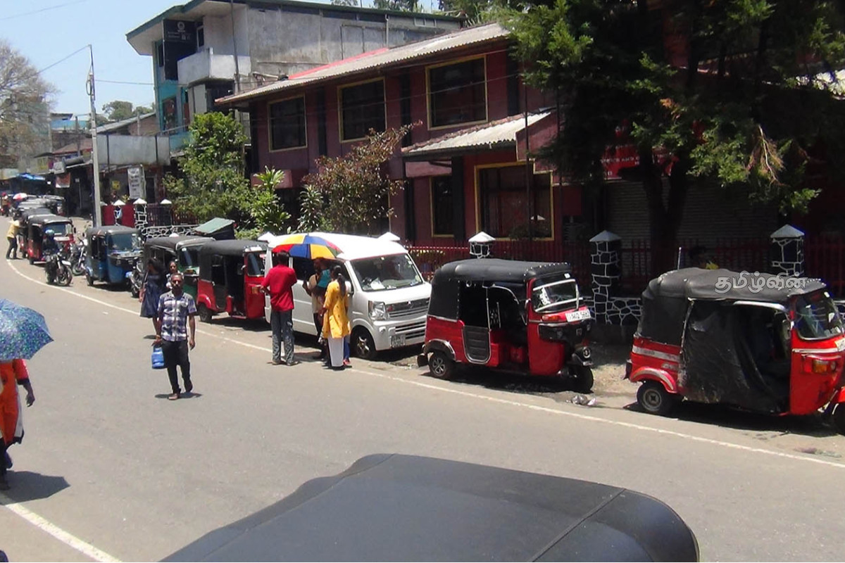 எரிபொருளுக்காக ஹட்டனில் சாரதிகள் நீண்ட வரிசையில் காத்திருப்பு | Drivers Wait In Long Queues For Petrol In Hatton எரிபொருளுக்காக ஹட்டனில் சாரதிகள் நீண்ட வரிசையில் காத்திருப்பு | Drivers Wait In Long Queues For Petrol In Hatton