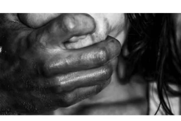 கணவன் கண் எதிரே 5 மாத கர்ப்பிணி பெண்ணுக்கு நேர்ந்த கொடூரம் - சிக்கிய கும்பல்