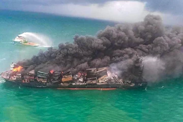 தீப்பிடித்து எரிந்த எக்ஸ்பிரஸ் பேர்ள்  கப்பலில் இருந்து மீண்டும் எண்ணெய் கசிவு