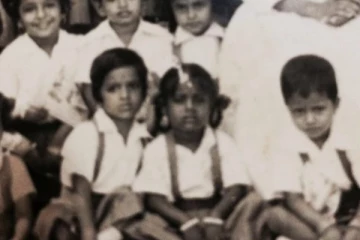 இந்த புகைப்படத்தில் இருக்கும் டாப் நடிகர் யார் தெரியுமா, யாருனு தெரிஞ்சா ஷாக் ஆகிடுவீங்க