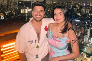 நண்பர்களுடன் இரவு மது பார்ட்டி!! நடிகை சானியா ஐயப்பனின் கிளாமர் கிளிக்ஸ்..