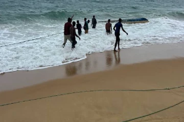 யாழ்ப்பாண கடற்கரையில் கரையொதுங்கிய படகால் ஏற்பட்ட பரபரப்பு!