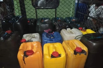 சட்டவிரோதமாக டீசல் கடத்தல்: பொதுமக்களால் முற்றுகையிடப்பட்ட வாகனம்(Photo)