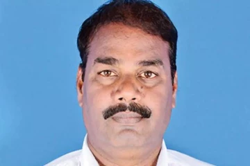 தனது மகளோடு சேர்ந்து பொதுத்தேர்வு எழுதி சாலை ஆய்வாளராக பதவியேற்ற தந்தை