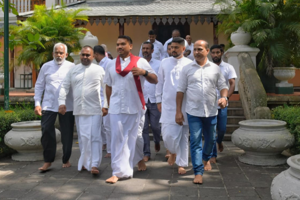 அஸ்கிரிய பீட மகாநாயக்கா்களை சந்தித்த நாமல் | Namal Visit Kandy Asgiriya Chapter