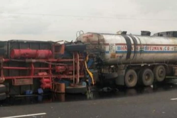 லாரிகள் மோதிய விபத்தில் சூடான தார் கொட்டி ஓட்டுநர் பலி - கோர சம்பவம்