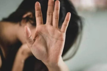 மகனுக்காக காத்திருந்த மருமகளை துஸ்பிரயோகம் செய்த மாமனார்!