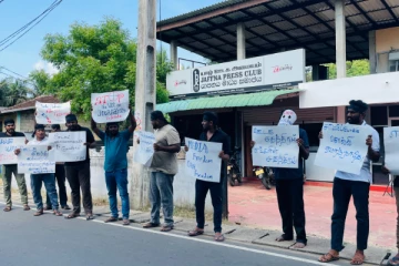 யாழில் வீதிக்கு இறங்கிய ஊடகவியலாளர்கள்