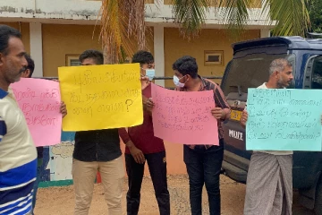 தாராபுரம் பாடசாலை அதிபர் நியமனத்திற்கு எதிராக மக்கள் போராட்டம் (Photos)