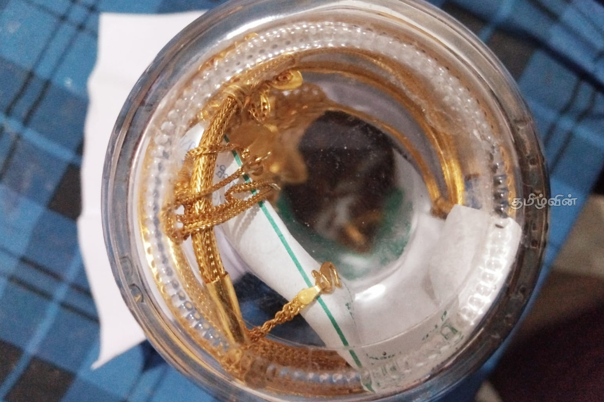 யாழ்.நக­ரில் கள­வா­டப்­பட்ட நகை­கள் பொலி­ஸா­ரால் மீட்பு! | Police Recover Stolen Jewelry In Jaffna