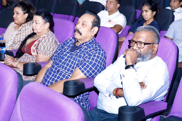 தமிழ் அமைச்சருடன் பொன்னியின் செல்வன் படத்திற்கு சென்ற மஹிந்த! | Mahinda Went Ponniyin Selvan Tamil Minister