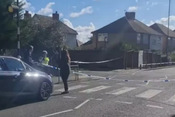 லண்டனில் பாதசாரிகள் மீது மோதிய கார் - நால்வர் வைத்தியசாலையில் அனுமதி