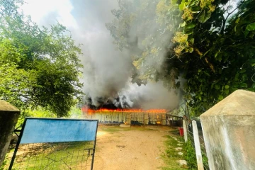 வவுனியாவில் வீதி அபிவிருத்தி பணியில் ஈடுபடும் ஊழியர்களின் விடுதியில் தீப்பரவல் - முற்றாக சேதம்(photos)