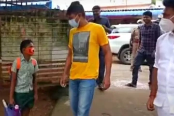 விட்டேன் பாரு ஓட்டத்த! ஸ்கூல் கேட்டுல அமைச்சரிடம் மாட்டிய சிறுவன்! வீடியோ..