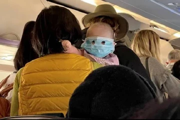 மாஸ்கால் மூடப்பட்ட குழந்தையின் முகம்: கவனத்தை ஈர்த்த புகைப்படத்தின் பின்னணி