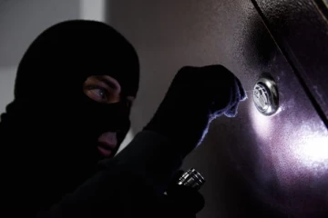 හමුදාවේ නිල ඇඳුමකට සමානව වෙස් ගෙන සූක්ෂමව නිවසක් කොල්ල කයි..