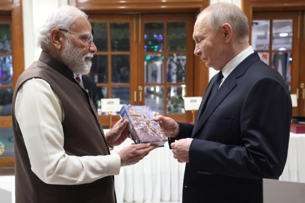 ரஷிய அதிபர் புதினுக்கு பகவத் கீதையை பரிசாக வழங்கிய மோடி | Modi Gifts Bhagavad Gita Russian President Putin
