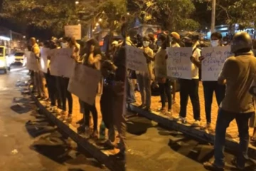 கொழும்பு உட்பட பல பகுதிகளில் ஊரடங்கு சட்டத்தையும் மீறி பாரிய மக்கள் போராட்டம் (Photos)