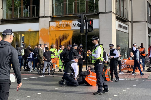 லண்டனில் பிரபல கார் ஷோரூம் முன் எதிர்ப்பு போராட்டம்! | Protest In Front Of Famous Car Showroom In London