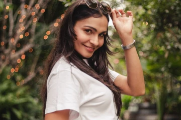 ஷார்ட் உடையில் ஆண்ட்ரியாவில் லேட்டஸ்ட் ஸ்டில்கள்