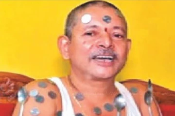 கொரோனா தடுப்பூசி செலுத்தி கொண்டால் உடலில் காந்த சக்தி? - கர்நாடகாவிலும் ஒருவருக்கு உடலில் ஒட்டிக்கொண்ட பொருட்கள்!