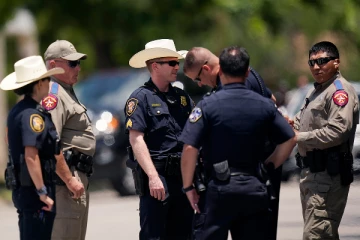 டெக்சாஸ் பள்ளி துப்பாக்கிசூட்டில் 21 பேர் உயிரிழப்புக்கு பொலிஸ் தான் காரணமா..! வீடியோ வெளியானதால் பரபரப்பு