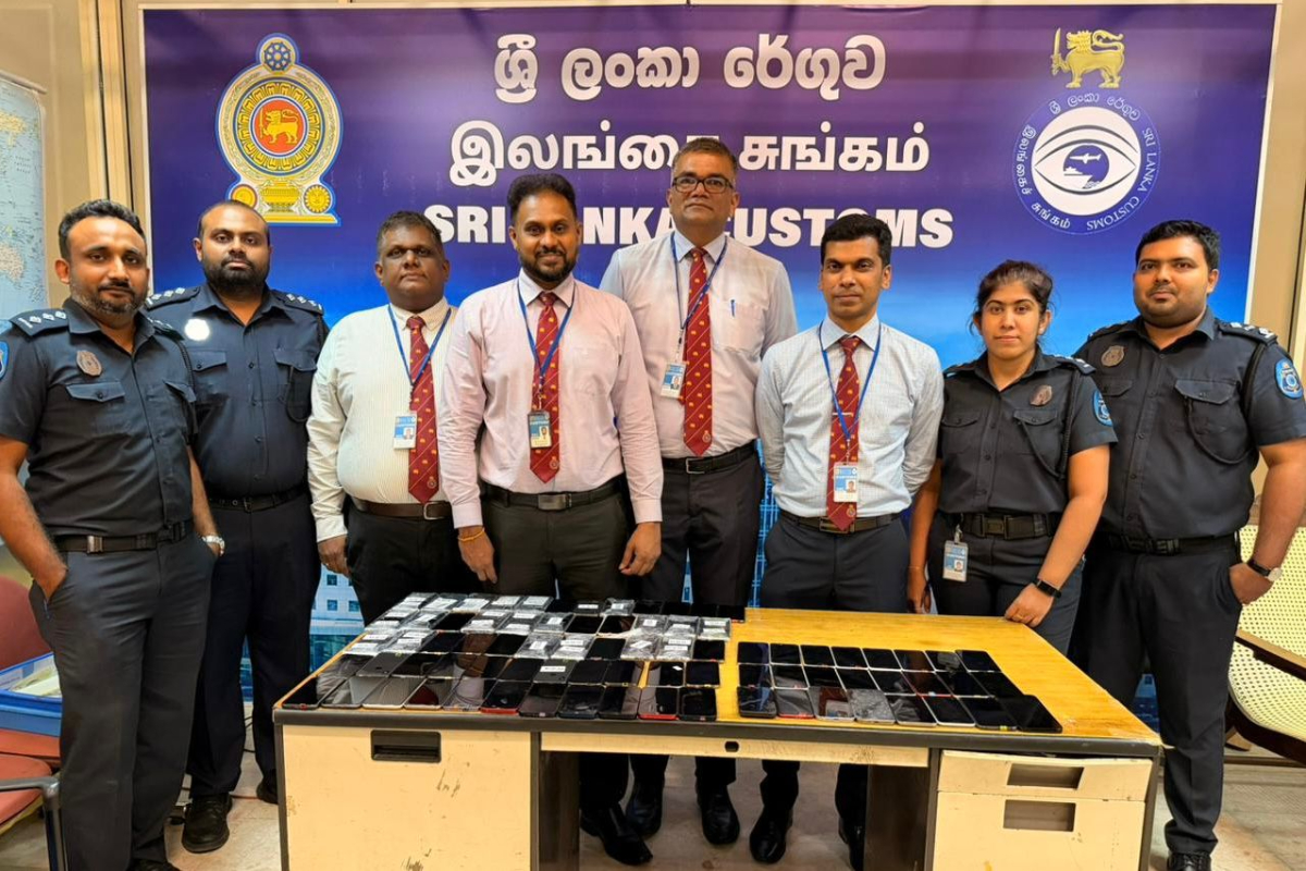 சீனப் பெண் உள்ளிட்ட மூவரால் பரபரப்பான விமான நிலையம் ; மேலங்கிக்குள் காத்திருந்த அதிர்ச்சி | Three People Arrest Including A Chinese Woman