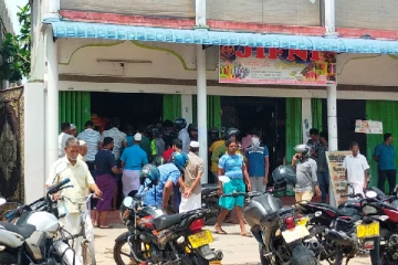 அதிக விலைக்கு அரிசி விற்பனை: மோசடியை முறியடித்த அதிகாரிகள்(Photo)