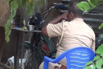 பணி நேரத்தில் மது அருந்திய காவல்துறை அதிகாரி - வைரலாகும் வீடியோ