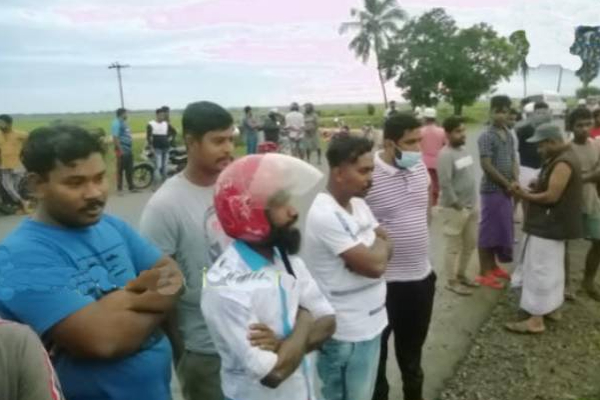 திருகோணமலை பிரதான வீதியில் விபத்து! தெய்வாதீனமாக உயிர்தப்பிய இருவர் | Trincomalee Batticaloa Accident Thoppur Sri Lanka திருகோணமலை பிரதான வீதியில் விபத்து! தெய்வாதீனமாக உயிர்தப்பிய இருவர் | Trincomalee Batticaloa Accident Thoppur Sri Lanka