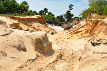 பொலிஸார் என தெரிவித்து மணல் ஏற்றிச் சென்ற மர்ம நபர்கள்