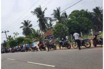 களுவாஞ்சிகுடியில் எரிபொருளை பெற்றுக்கொள்ள மக்கள் மிக நீண்ட வரிசையில் காத்திருப்பு (Video)