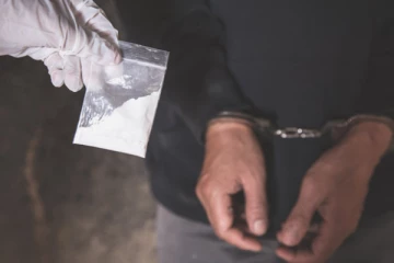 பல்கலைக்கு முன்னாள் போதைப்பொருள் விற்பனை செய்து சிக்கிய இளைஞன்