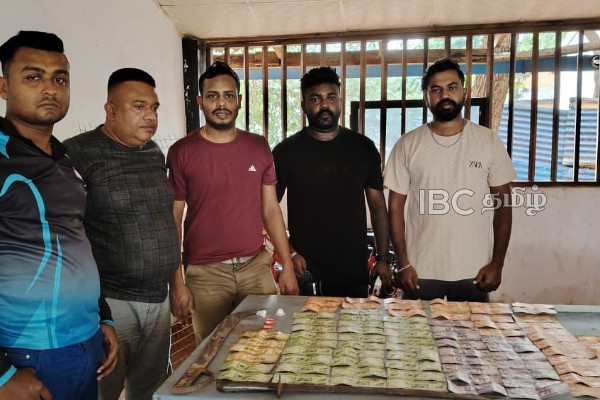 முல்லைத்தீவில் போதைப்பொருள் விற்பனை! கணவன் - மனைவி உட்பட ஐவர் கைது | Drug Business In Mullaitivu Couple Arrested முல்லைத்தீவில் போதைப்பொருள் விற்பனை! கணவன் - மனைவி உட்பட ஐவர் கைது | Drug Business In Mullaitivu Couple Arrested