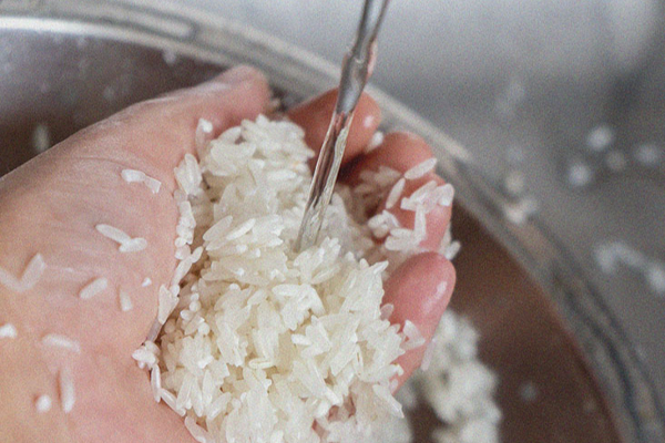 அரிசி தண்ணீரில் தலைமுடியை அலசினால் இனி வாழ்நாளில் முடி கொட்டாது!  எப்படி பயன்படுத்துறதுனு தெரிஞ்சிக்கோங்க | Beauty Rice Washed Water Or Rice Water For Hair