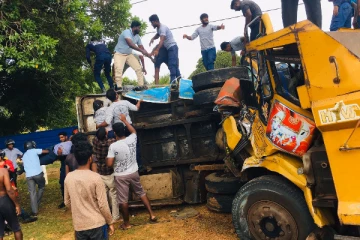 முகமாலையில் இடம்பெற்ற கோர விபத்து..! ஆபத்தான நிலையில் பலர் (படங்கள்)