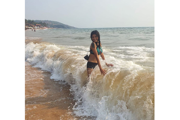 நீச்சல் உடையில் நடிகை ஓவியா...வைரலாகும் புகைப்படங்கள் | Actor Oviya Swim Hot Pictures