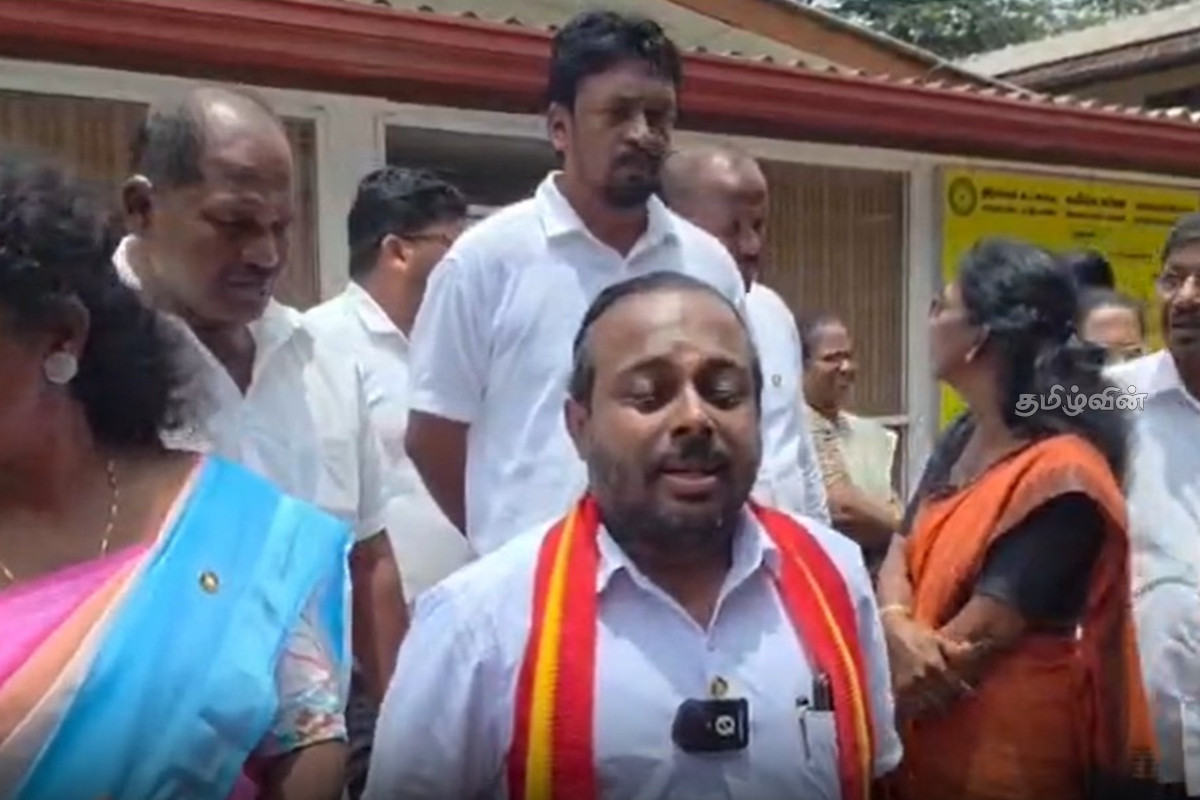 அதிகாரிகளின் இடையூறுக்கு எதிராக யாழ். மாநகர சபை உறுப்பினர்கள் போராட்டம் | Jaffna Municipal Council Members Stage Boycott அதிகாரிகளின் இடையூறுக்கு எதிராக யாழ். மாநகர சபை உறுப்பினர்கள் போராட்டம் | Jaffna Municipal Council Members Stage Boycott