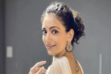 வருங்கால கணவருடன் காரில் சென்ற பிரபல நடிகை உயிரிழப்பு