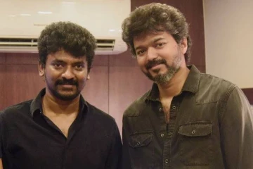 பீஸ்ட் ஷூட்டிங்கில் இருந்து வெளியான புகைப்படம், இயக்குனர் நெல்சனுடன் யார் உள்ளார் பாருங்க..