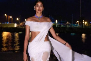 Wetlook சேலை!! ரூ. 4 லட்சம் மதிப்புள்ள வெள்ளைநிற ஆடையில் மின்னும் நடிகை ஜான்வி கபூர்..