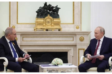 அந்நாடு கண்டிப்பாக இரண்டிலும் இருக்க முடியாது - புடின்